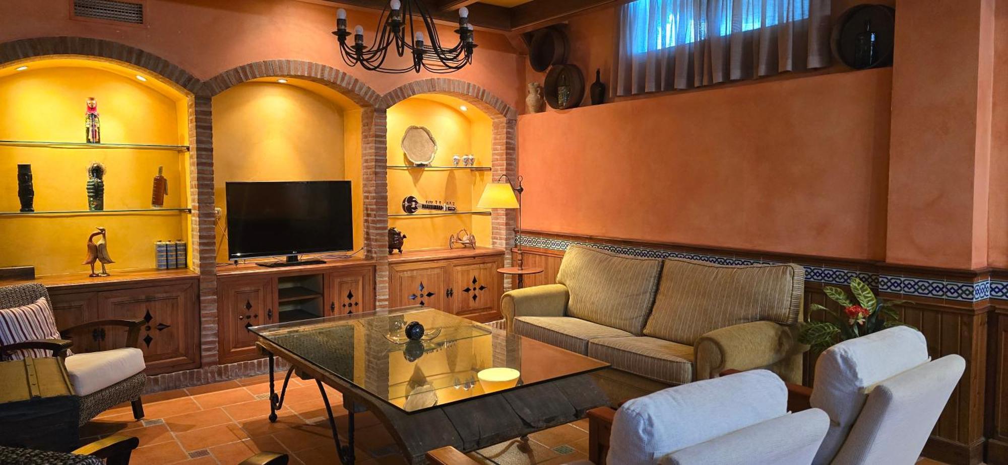Homestay Castella Acogedora Casa Familias Con Piscina Y Jardin Cerca Del Mar