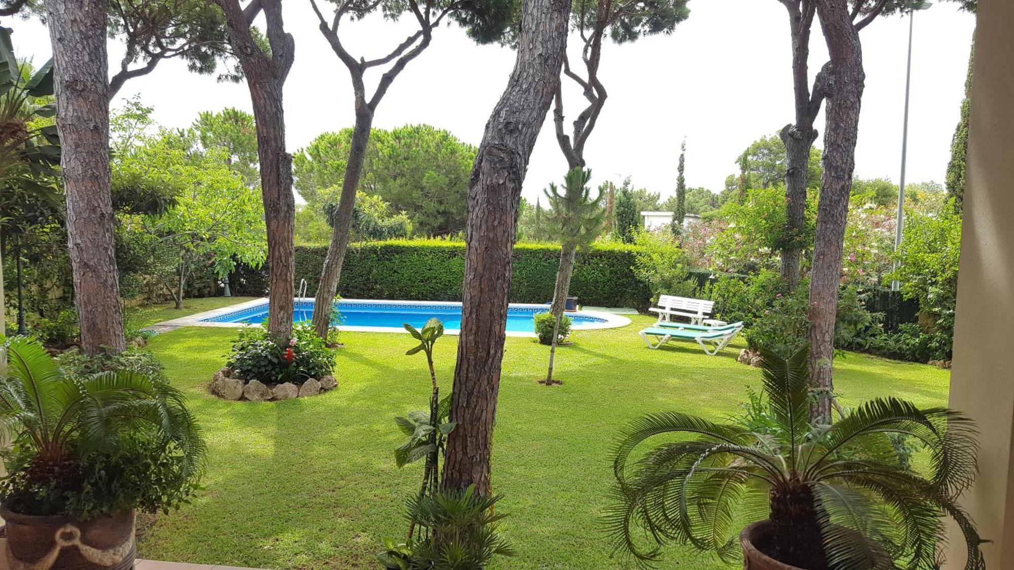 Castella Acogedora Casa Familias Con Piscina Y Jardin Cerca Del Mar Habitación en casa particular Marbella